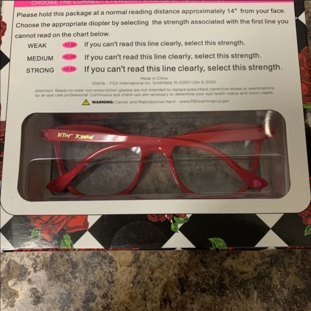 NIB Betsey Johnson Reading Glasses Set